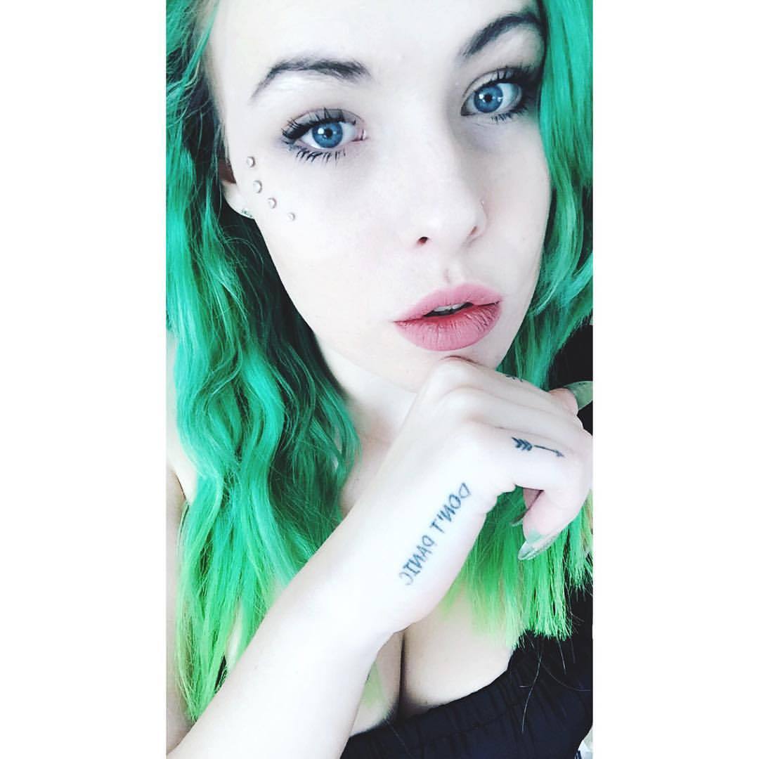 Bushy brows🙌🏻😂👽 Looking to get a new #bong but I&rsquo;m can&rsquo;t