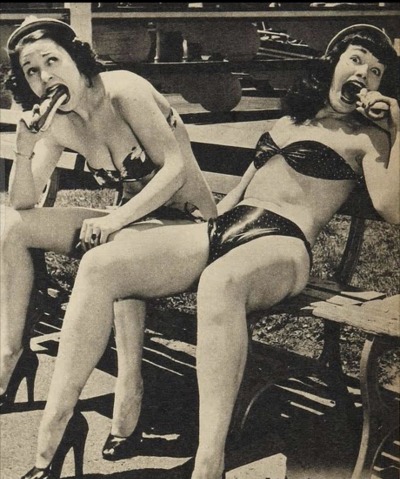 XXX comominimo:Bettie Page and a friend eating photo