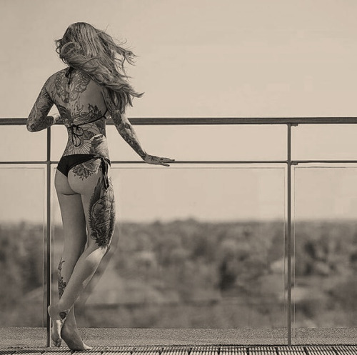 make-way-for-the-tatooed-girls:  More here Make Way For The Tattooed Girls
