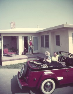 the-king-of-coney-island:  fuckyeahvintage-retro:  1950s Family.  Long Beach, CA © Maynard L. Parker  ⊱♛⊰ 