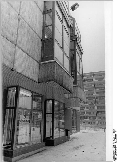 Haus der Dienste (Wolf-Rüdiger Eisentraut, Michael Kny, Thomas Weber) in Berlin-Marzahn. 