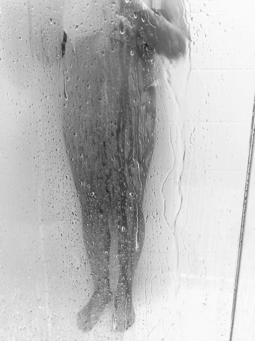 okiegeek:  @vixenandkittensadventures loves a nice hot shower.