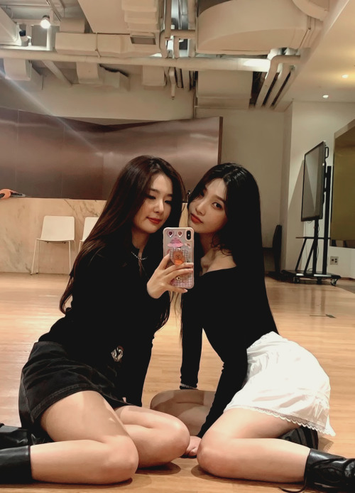 yuqi-s:beauties in the rehearsal room