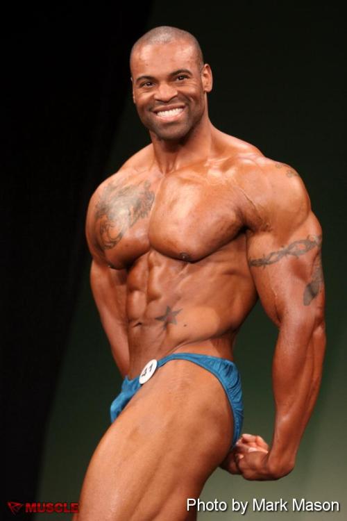muscleforme:Hot man with a bad case of gyro. 