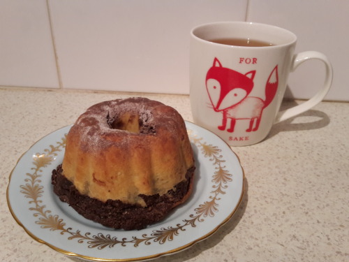 Too tired to bake myself a cake today. Fortunately my neighborhood is famous for the many cake shops that are just 2 blocks from my apartment. ;-)