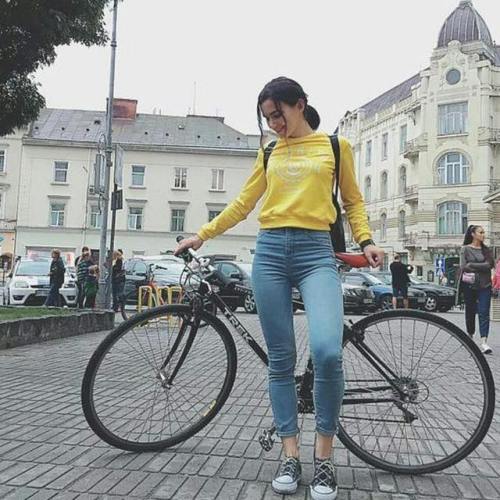 javi-ballestero:@_olga_pavlyuk #citygirl #girlbike #sexigirl #steelbike #classicbike #girlonbike