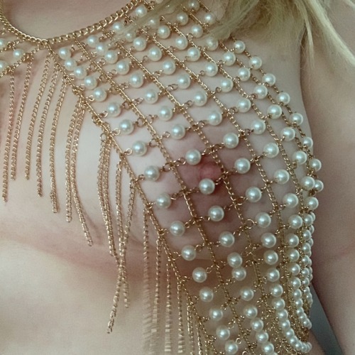 heavenlydaydreams:pearls are always appropriate