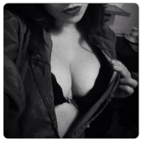 lilkassie:  Who wants to see more?  Love to see more