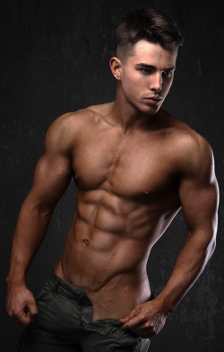 elispiritweaver:  Hot Dudes: http://elispiritweaver.tumblr.com