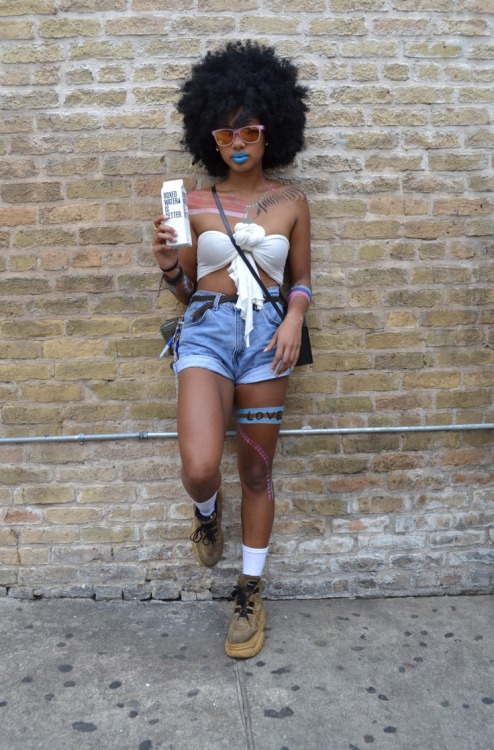 gradientlair:Blue lipstick + beautiful brown skin = WINNING. (I’m gonna try this maybe…)