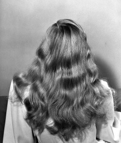 veutise:    Veronica Lake’s hair had a whole article published in Life Magazine on November 24th 1941 due to her breakthrough role in I Wanted Wings which publicised her famous peekaboo hair.    