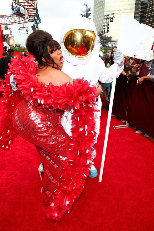 soph-okonedo:Lizzo and MTV Moon Man attend the 2019 MTV Video Music Awards at Prudential Center on A