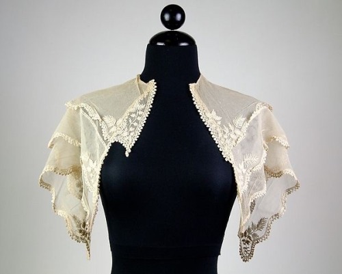 vint-agge-xx: Pelerine: A Women’s cape with lace or silk, with pointed ends at the center fron