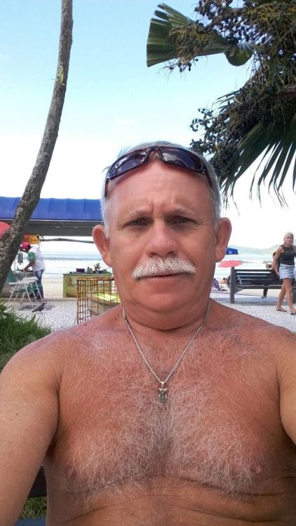 madurosarg:  jimy21:  ericmurilo:  Deliciosamente delicioso.  Estas hermoso daddy😘😘  Quien es? Lo quiero invitar a mi casa! 😍