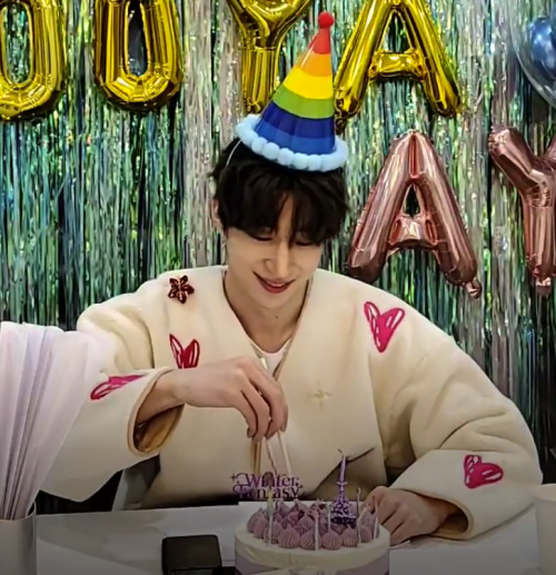 Seungwoo As Snoopy For/thanks To @seungssik