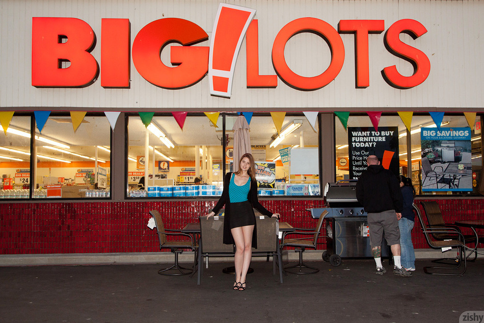 Lindsay Bare Visits Big Lots - 48 pics @ Zishy.com. Click for pictorial.