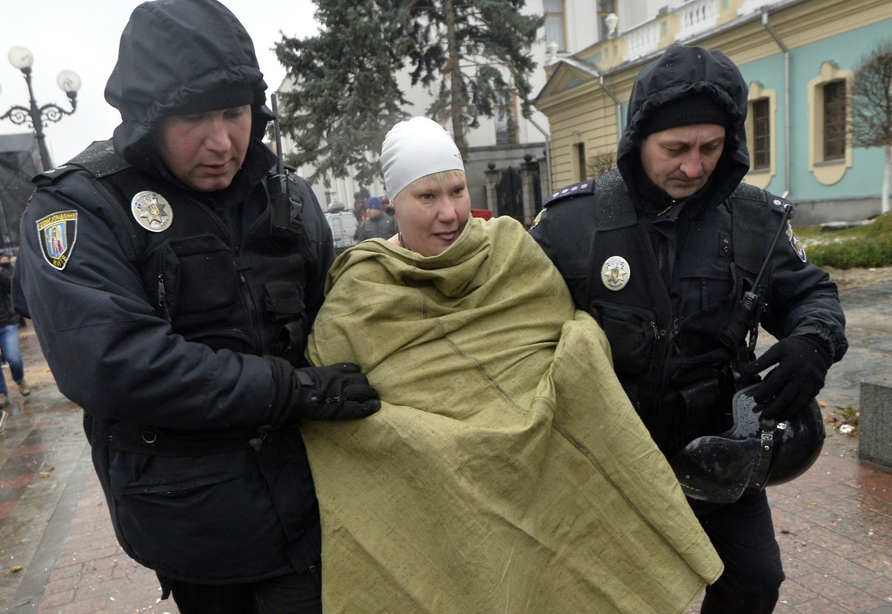 FEMEN. Una joven con un remo envía un mensaje a Petro y Mikheil parodiando a la famosa estatua soviética “Una niña con un remo” en el Saakashvili Maidan en Kiev. Este mensaje fue amplio y lacónico: “¡Vete al carajo!” estaba dirigido al presidente de...