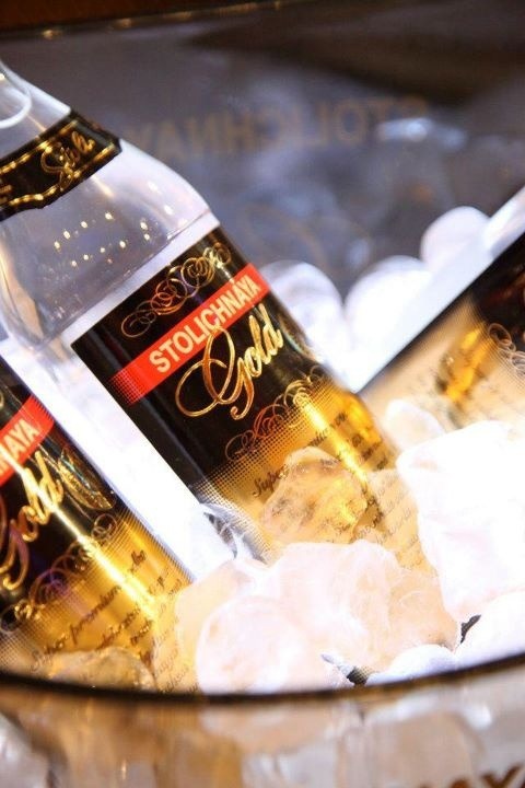 on-the-rocksxx:  Comer y Beber (Eat & Drink) / Stolichnaya Gold on ice. on We Heart It. http://weheartit.com/entry/55012127/via/bujacasha