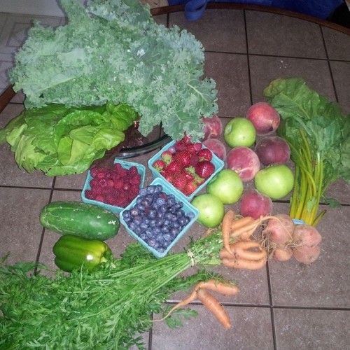 I got my #Veggies & #Fruit for the week. My #Juicer is going to be busy! I love Saturday morning Farmers #Market All Fresh #Organic and Delicious #Raspberries #Strawberries #Blueberry #Apples #Peach #Carrots #Kale ##SwissChard #GoldenBeet #Cucumber...