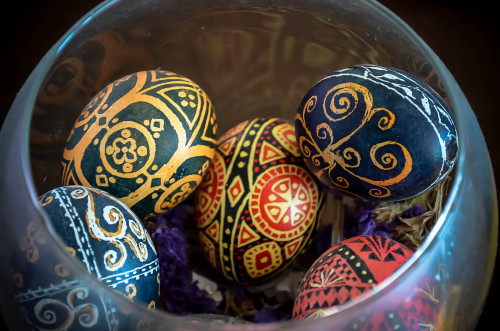 писанка| PysankyA pysanka is a Ukrainian Easter egg, decorated with traditional Ukrainian folk desig