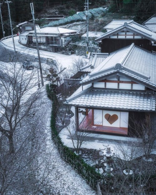 thekimonogallery:Kyoto Shojuin Snow scene.