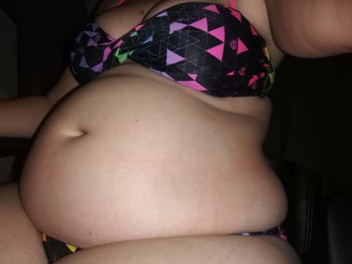 maxxy-b:I’m ready for this summer 😎When I suck my belly in I almost look skinny 😏