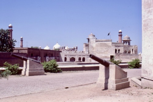 Skyline with Canons, Lahore Fort, Pakistan, 1978 - (کینز کے ساتھ اسکائی لائن ، لاہور قلعہ ، پاکستان)