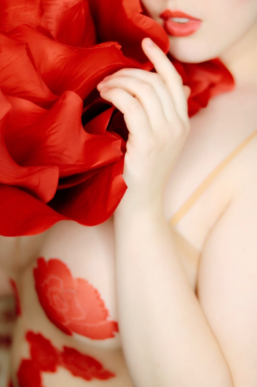 marshmallowmaximus:  Amazing photos of my rose fairy makeup 🌹shot by my sister