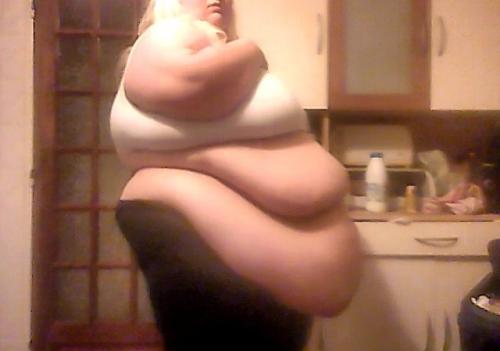 garyplv:  contagion-07-fan:  bricout:  beau gros ventre  Wow  √