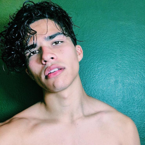 boytrappedinthcloset:  Alex Aiono