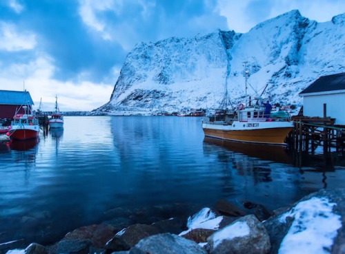 wordsnquotes:  landscape-photo-graphy:Timelapse Through Lofoten IslandsPhotographer Lasse Henning went in at the Lofoten Island located in the north of Norway, closed to the polar arctic circle. he came back with amazing pictures he assembled to make