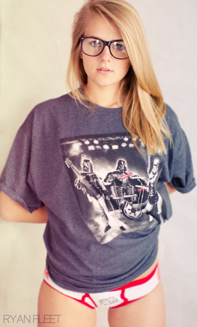 sexynerdpics:Sexy Star Wars tshirt babe