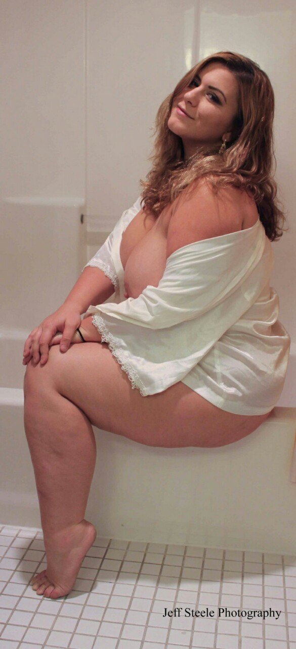 londonandrewscurves:  London Andrews