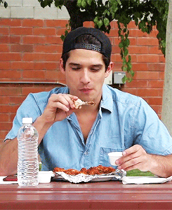james-romanoff: tposey eats buffalo wings alone (x)