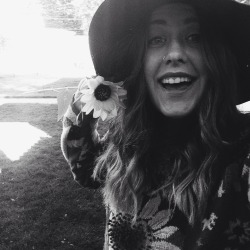 allthetreesofthefield:  Selfiez with sunflowerz in sunflower sweaterz.