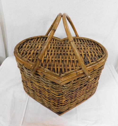 wrotten:Wicker Heart Shaped Basket