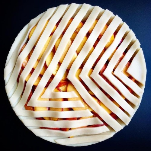 alsgia: mymodernmet: This Creative Woman Excels at Baking Art Pies with Avant-Garde Crust Designs @l