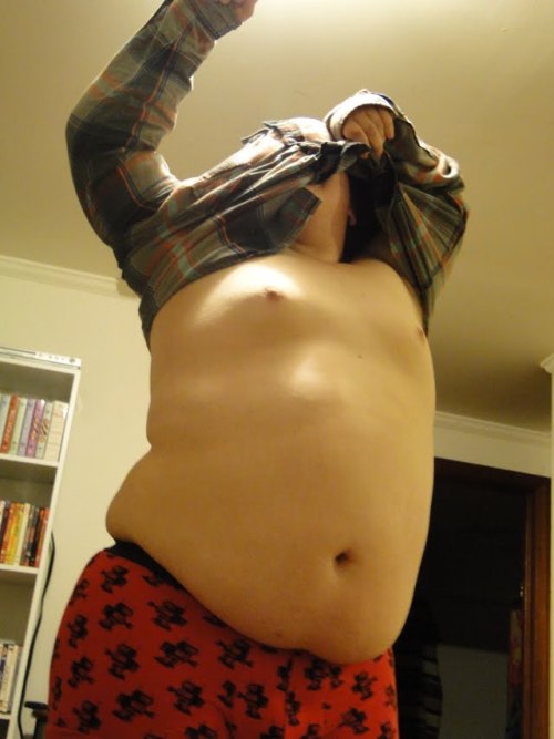 dustie321:  damn I love a chubby belly : p  First time I’ve seen my belly uploaded to a different blog ^^ Feels good.