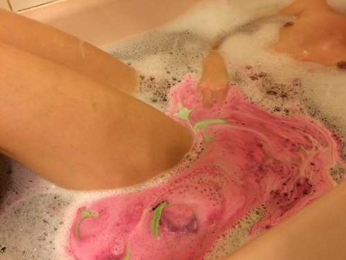 littlekittenandthebigbear: awesome bath from Daddy tonight :3 (with lord of misrule bath bomb and wa