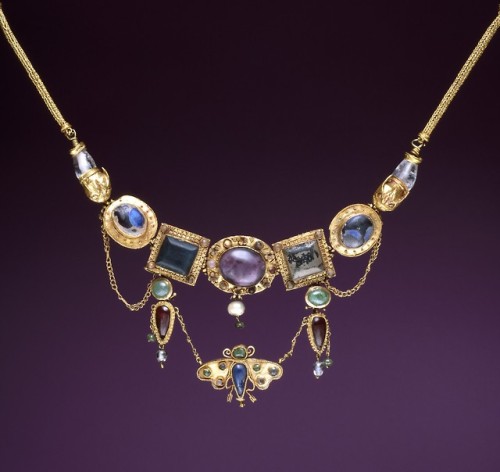 historyarchaeologyartefacts:Jeweled gold necklace with butterfly pendant. Greek colony of Olbia, mod