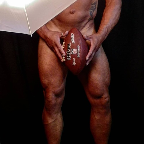 Football anyone? #bodybuilder #maturemuscle #fitguy #model #muscleworship #MuscleGuy #muscledaddy #m