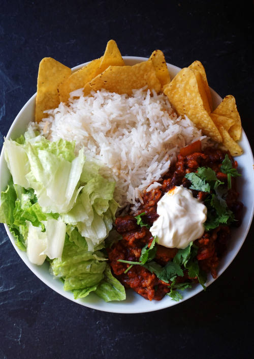 kimi-eats-gluten-free: Chilli con carne with fresh coriander, sour cream, rice, lettuce and tortilla