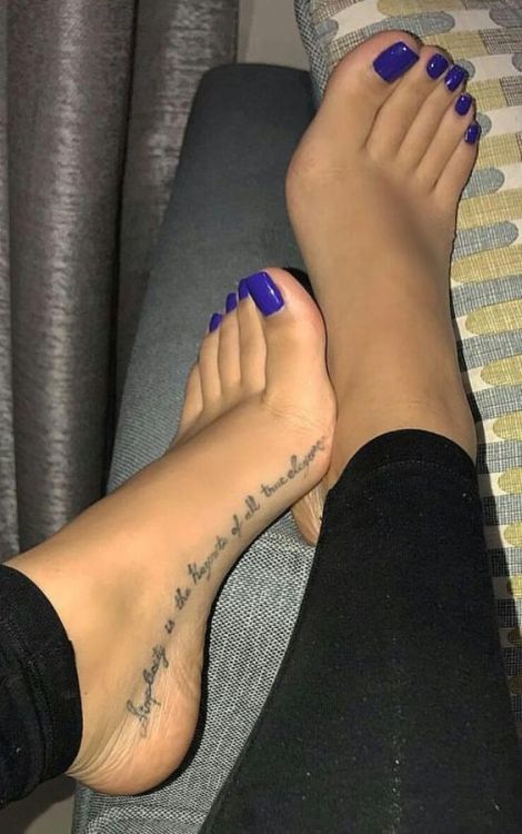ilovepussy1266: Allison (16 Photo) Tattoo should read: place by right ear