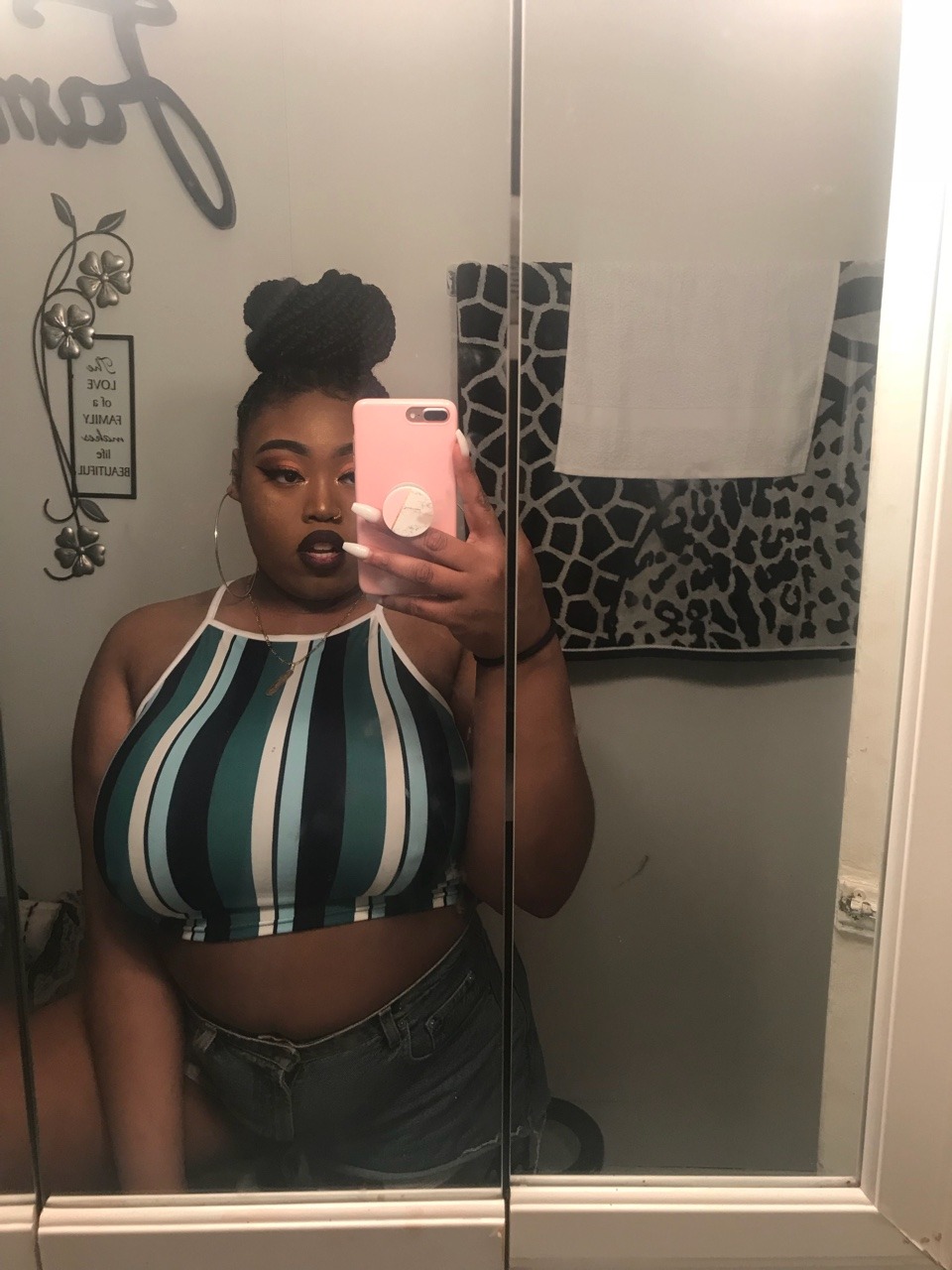 bitch-glo:this mirror is perfect ❄️. Your perfect 😍