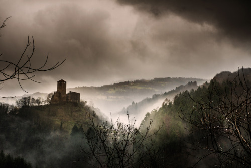 medieval-woman:Castello di Zumelle (Zumelle Castle) Veneto, Italy by Adriano Barioli