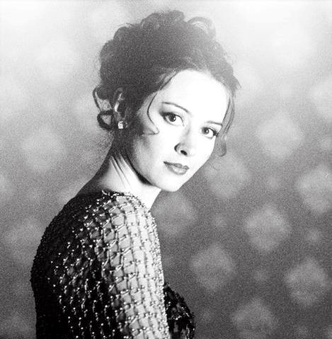 blood-inthefields:  I think this one is my favorite picture of Amy Acker.