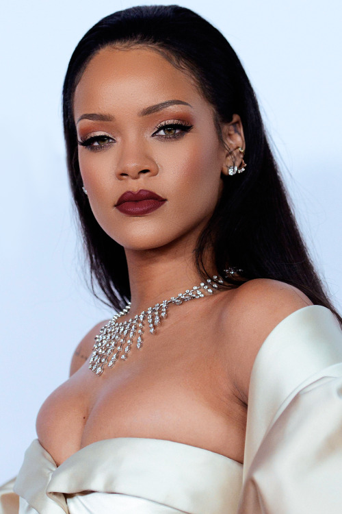 smokingsomethingwithrihanna:2nd Annual Diamond Ball (Dec. 10)