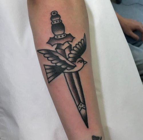 Adaga e Pássaro para o Guilherme. Muito obrigado! Tatuagem feita no @coviltattoo em Sã