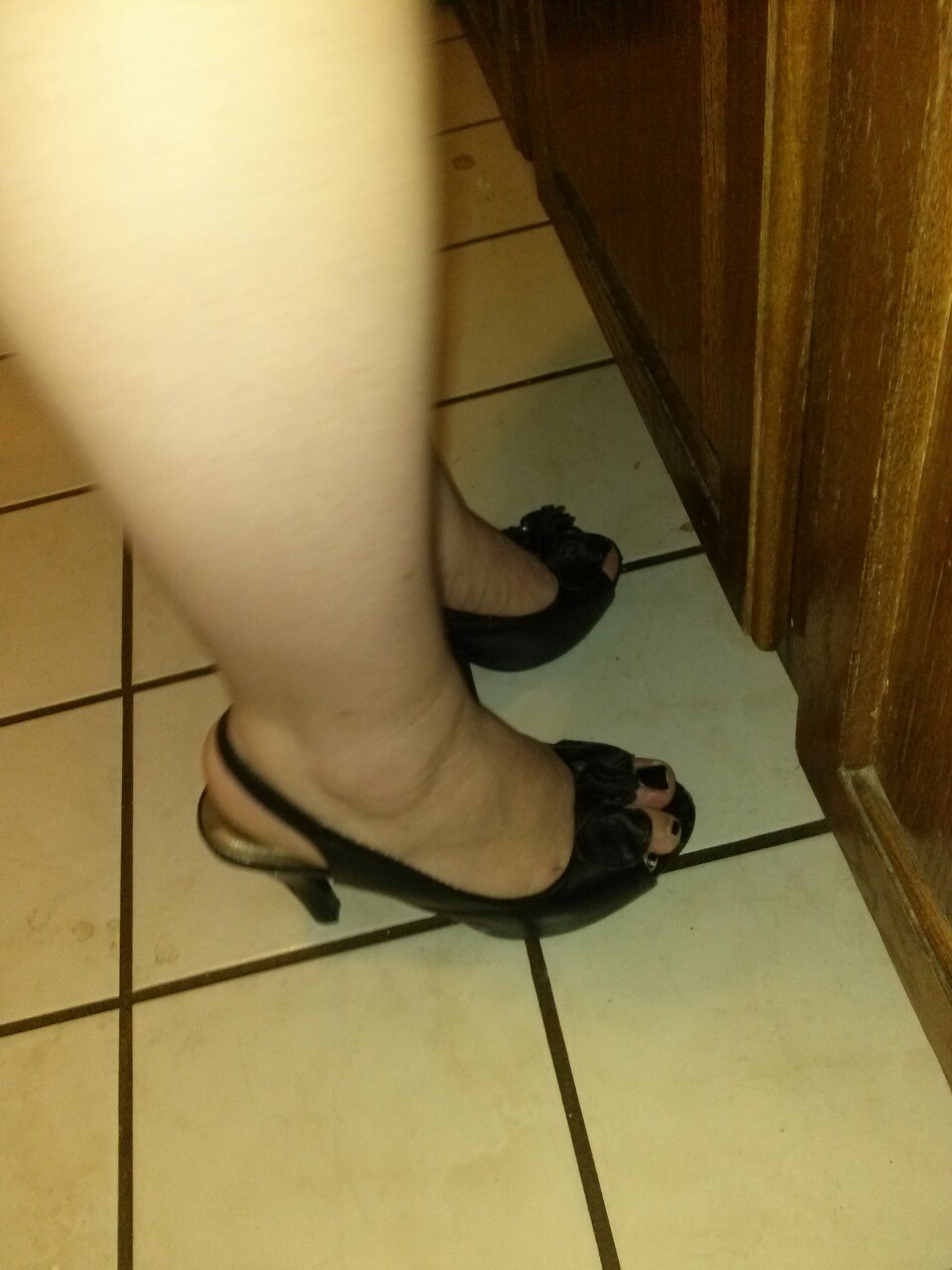 wifesbody:  Wifes feet in heels so sexy love when she dresses up and I get to lick