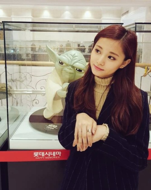 kpop-now:  Twice Tzuyu & Yoda 